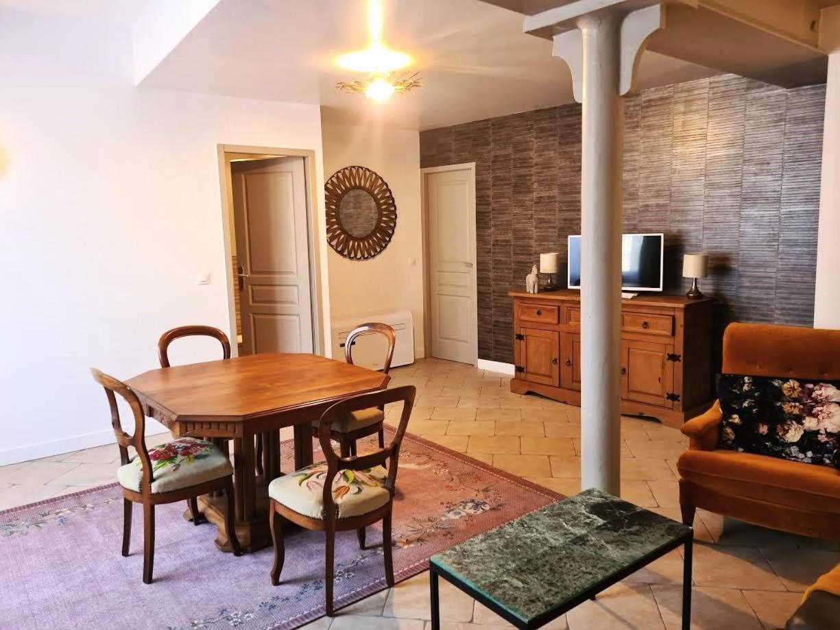 Gite En Face Du Chateau De Nizas, 4 Chambres D'Hotes Et 1 Appartement Familial Avec 2 Chambres מראה חיצוני תמונה